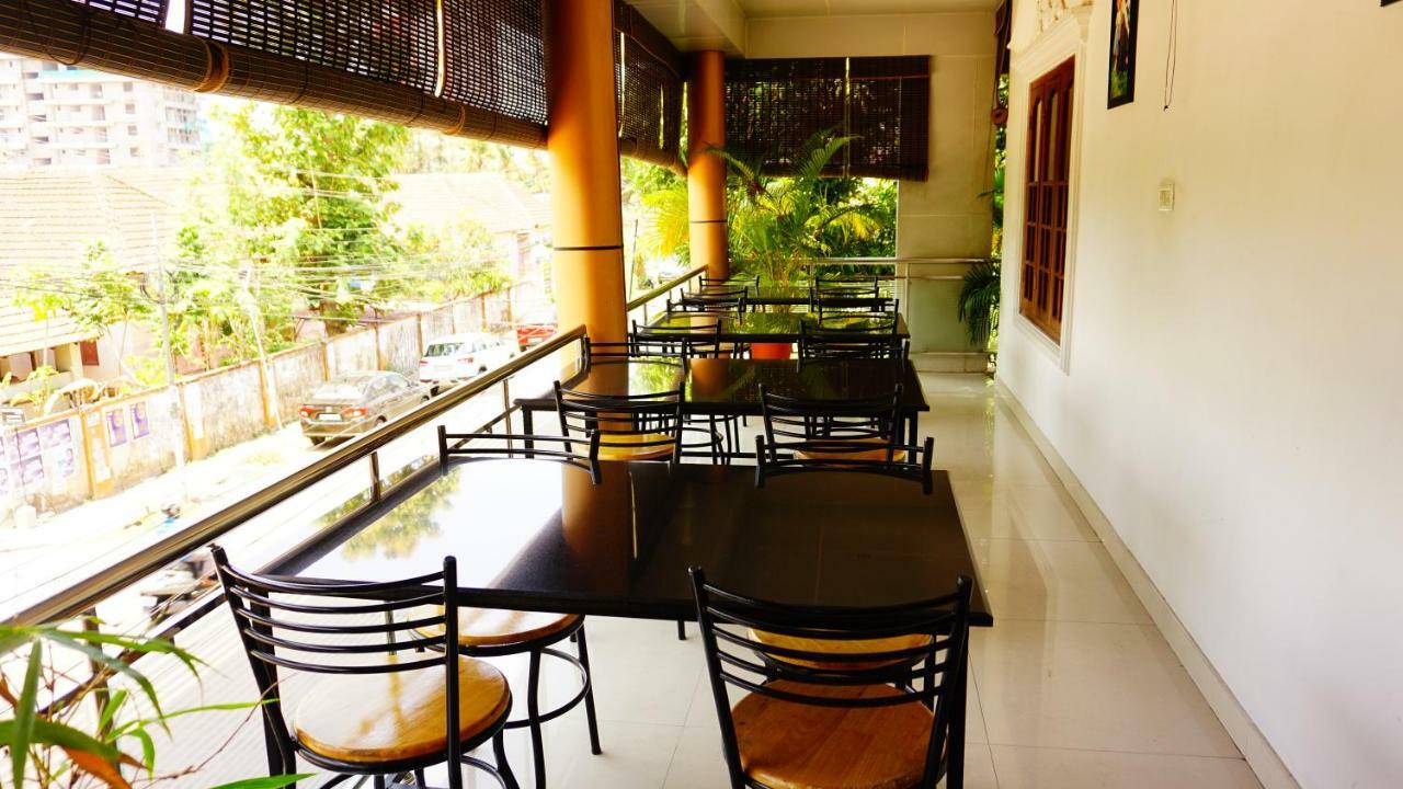 Thayamkery'S Royal Inn Kochi Exterior photo