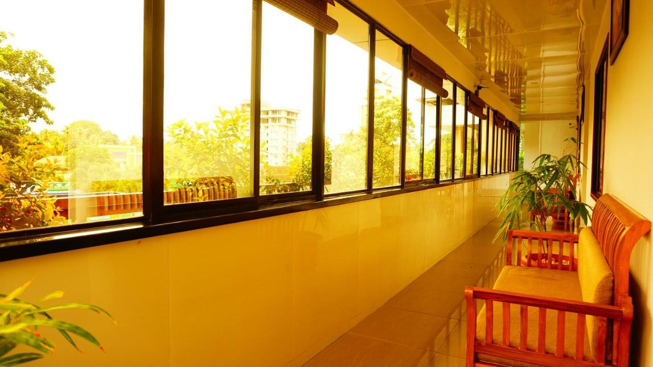 Thayamkery'S Royal Inn Kochi Exterior photo